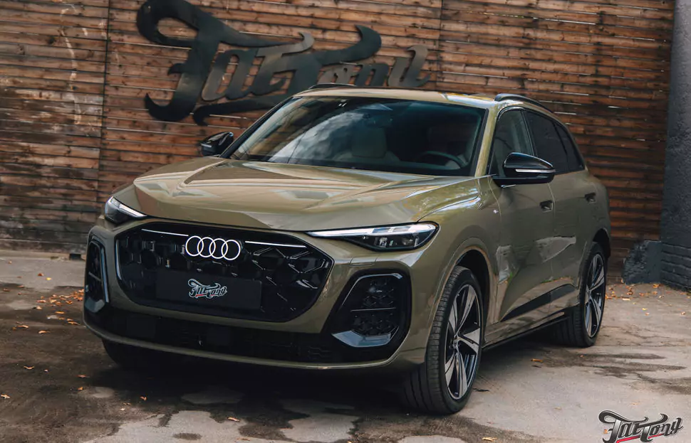 Забронировали Audi Q5 L прозрачным глянцевым полиуретаном, выполнили шумоизоляцию дверей и арок, установили видеорегистратор